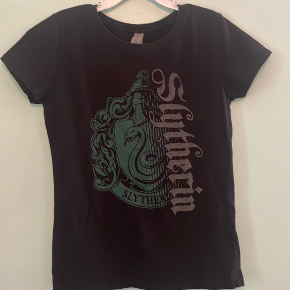 Next Level Med (7/8) black Harry Potter’s Slytherin shirt